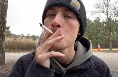 Лечение зависимости от табакокурения в Благодарном Мужчина с сигаретой делает затяжку