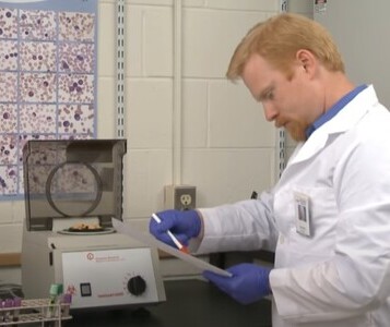 Клиника лечения наркозависимости в Благодарном Врач в кабинете клиники