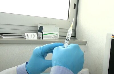 Проведение кодирования Вивитролом в Благодарном Шприц с Вивитролом в руках у врача